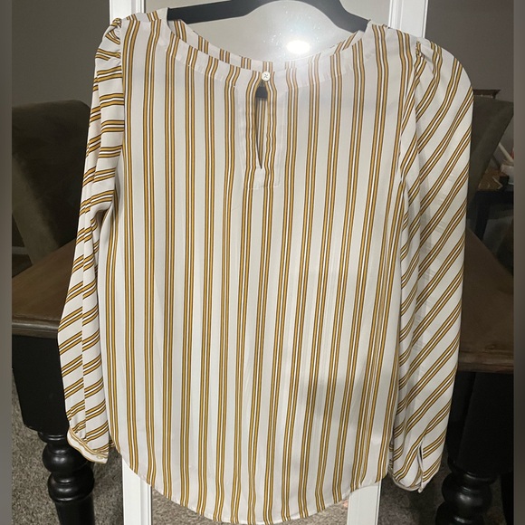 Woman’s Blouse - Picture 3 of 5